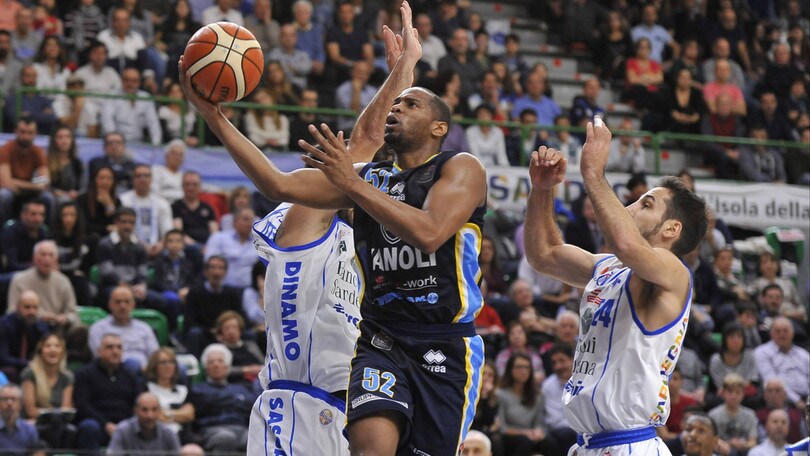 Holloway gela Sassari, Dinamo in piena crisi