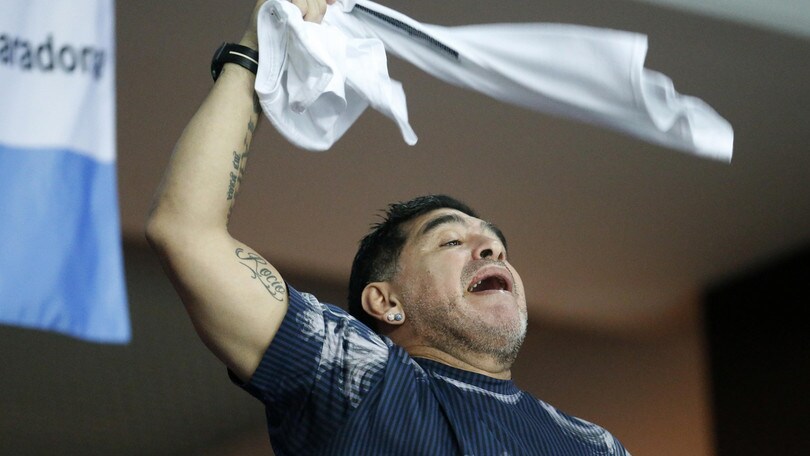 Maradona, show in tribuna per la finale di Davis