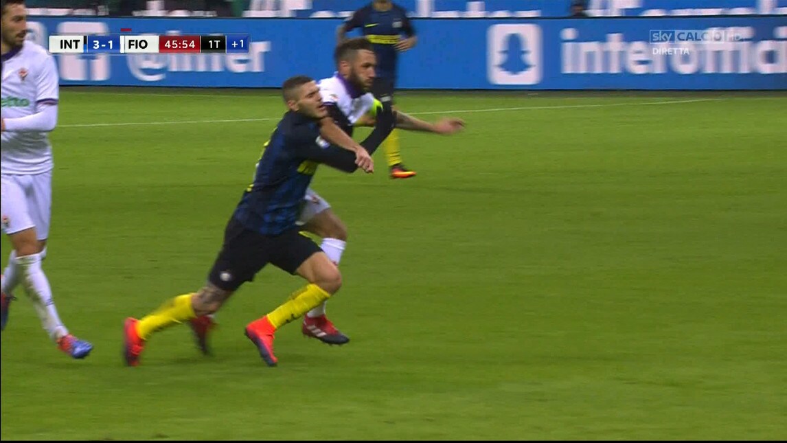 Inter-Fiorentina: la fotosequenza del rosso a Rodriguez