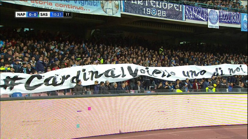 Napoli, lo striscione per il cardinale Voiello della serie "The young pope"