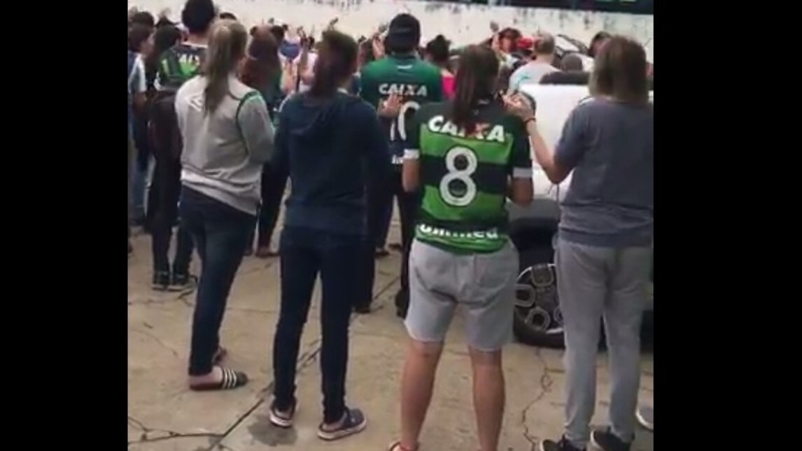 Chapecoense, i tifosi cantano all'esterno dello stadio