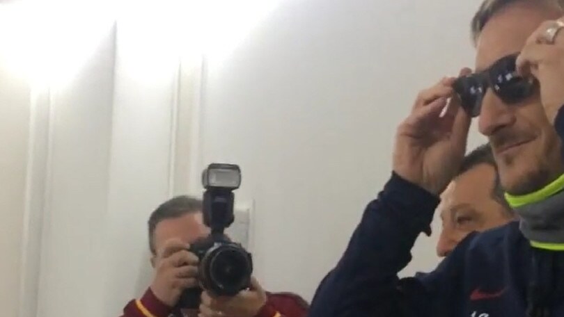 Roma, Totti il disturbatore. Irrompe negli studi della radio ufficiale del club e ne nasce una gag