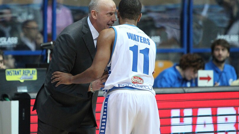 Basket Serie A, Cantù esonera Kurtinaitis