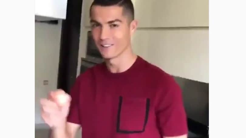 Ronaldo palleggia con un uovo senza romperlo