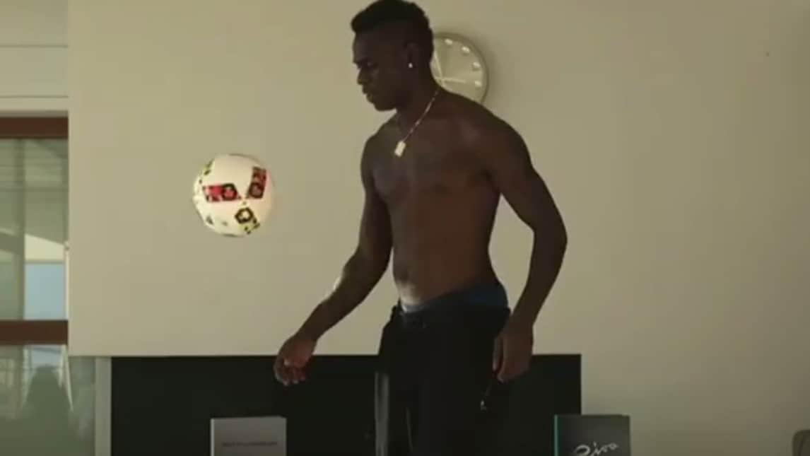 Balotelli palleggia dentro casa e per poco...