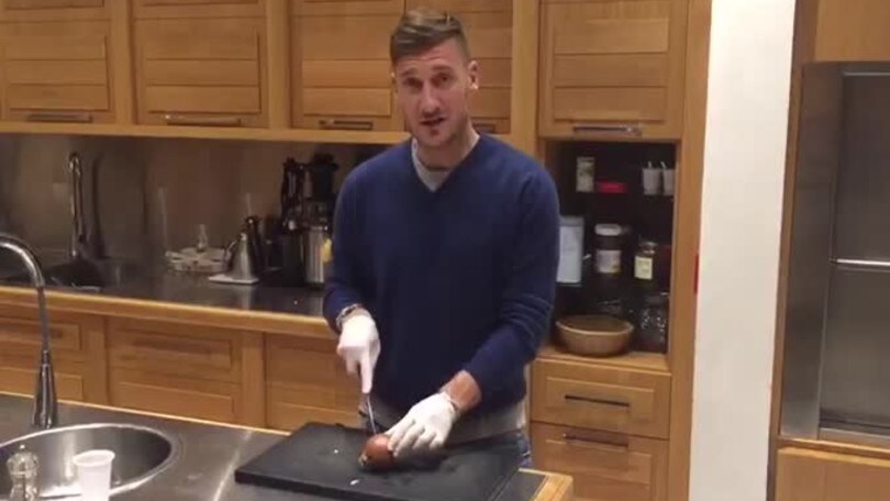 Totti accetta la sfida per la #SmilingOnion