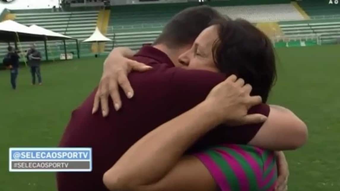 Chapecoense, commovente abbraccio al giornalista della mamma di Danilo