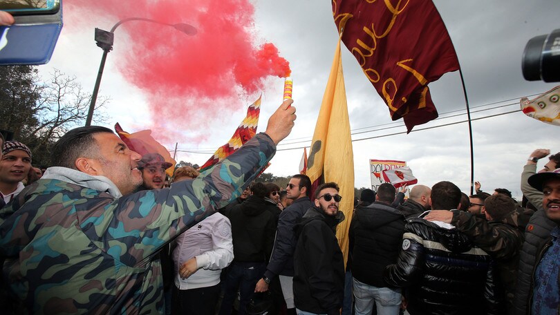 Roma, Trigoria invasa dai tifosi