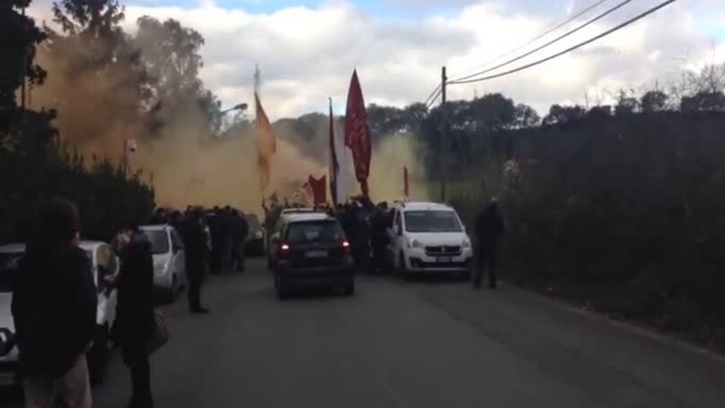 I tifosi a Trigoria per caricare la Roma