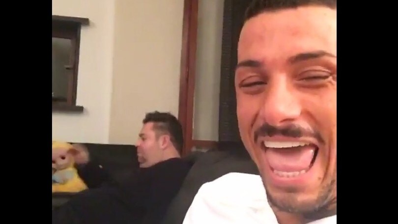 Izzo show, un altro scherzo all'amico che dorme