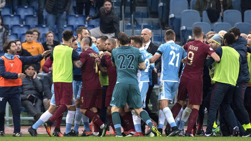 Cataldi-Strootman: la bottiglietta d'acqua fa scattare la rissa