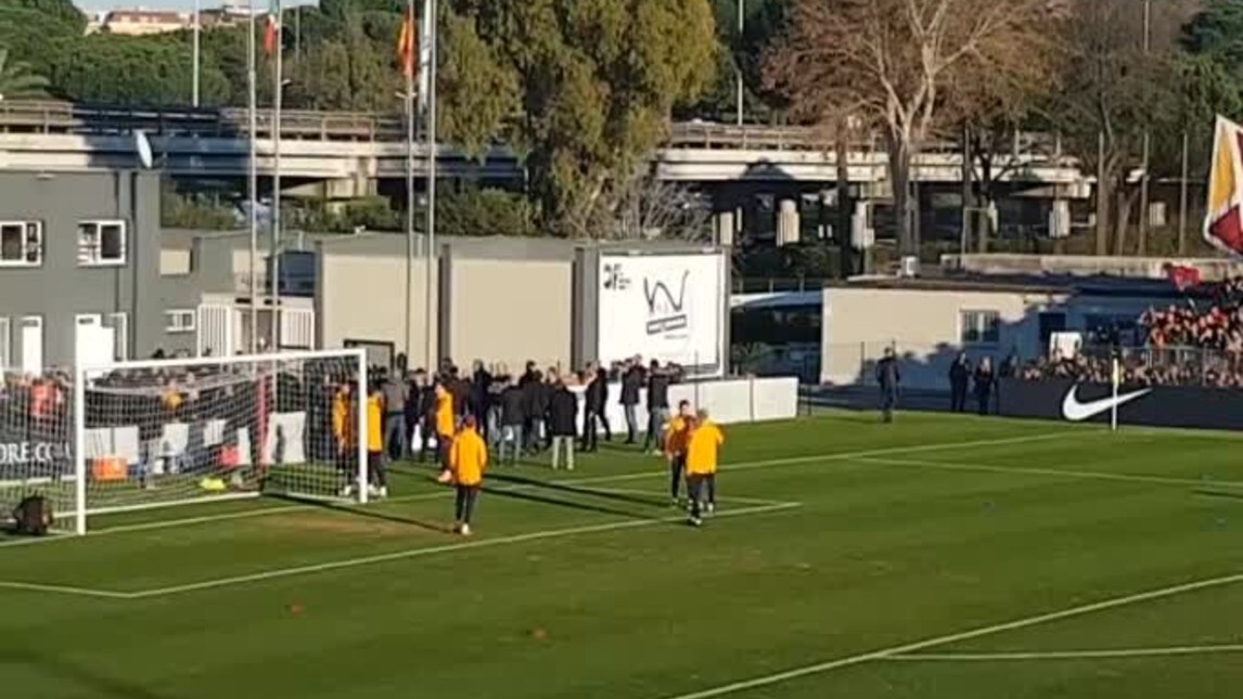La Roma in campo: cori per De Rossi e Totti