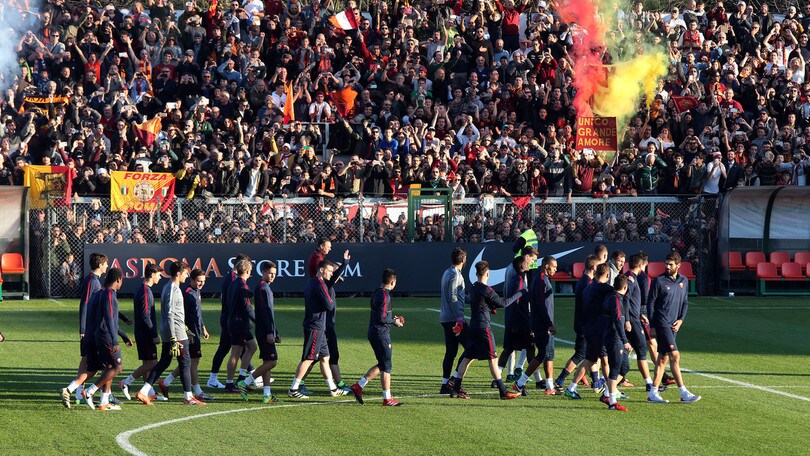Roma, che festa dopo il derby! 4000 tifosi al Tre Fontane