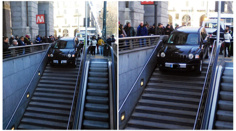 Metropolitana o parcheggio? Manovra sbagliata e l'auto si incastra