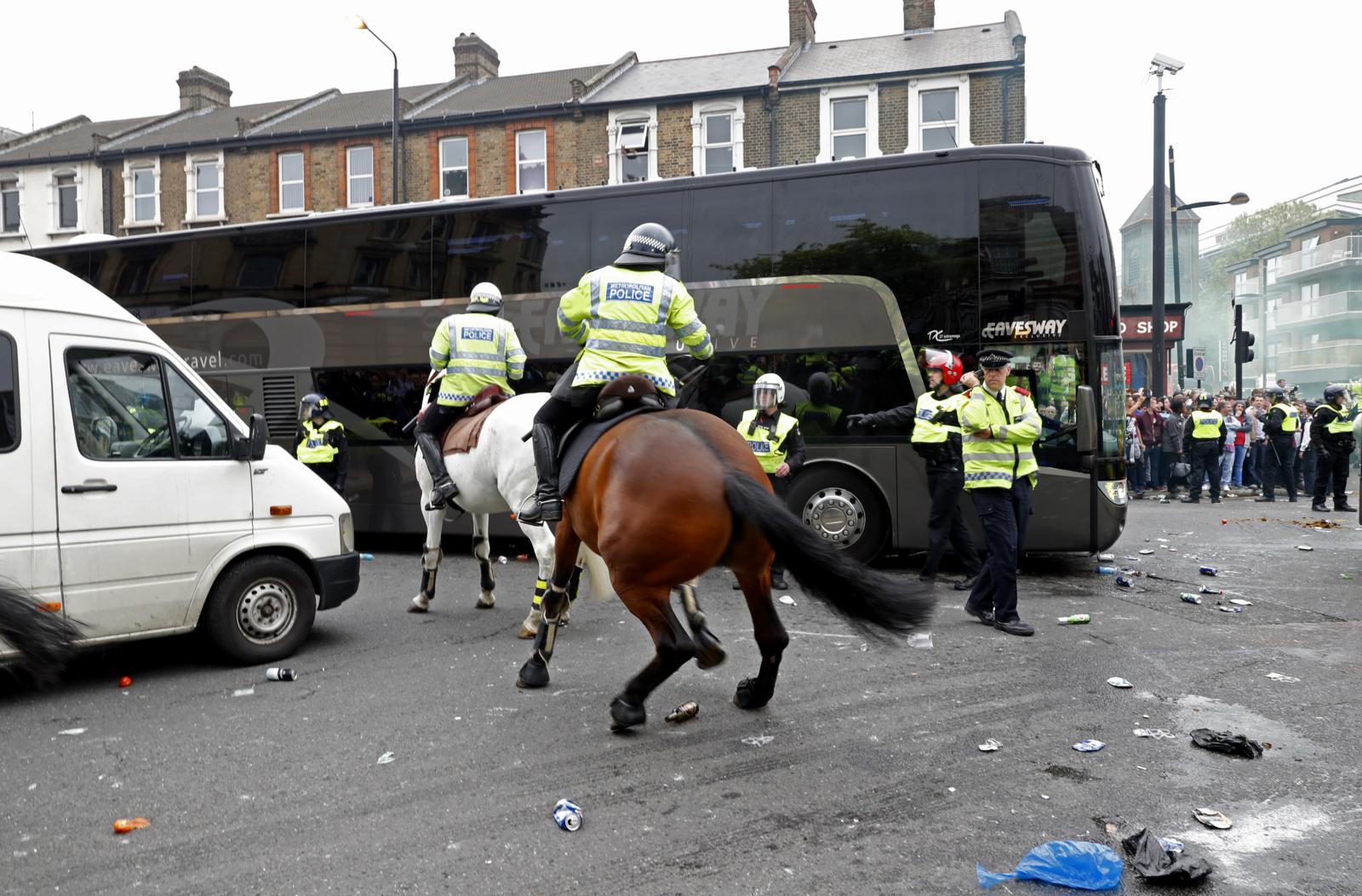 Tifoso Celtic lancia hamburger al cavallo della polizia: arrestato!