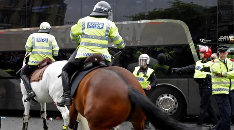 Tifoso Celtic lancia hamburger al cavallo della polizia: arrestato!
