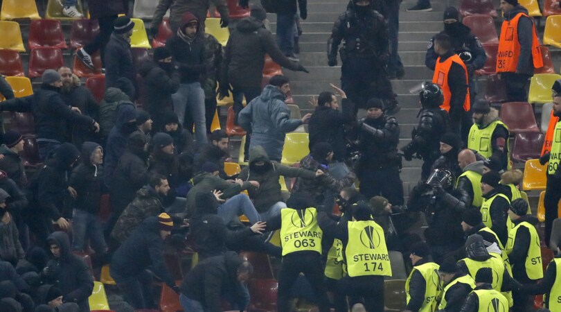 Roma, scontri e cori anti-Lazio nel minuto di silenzio per la Chapecoense