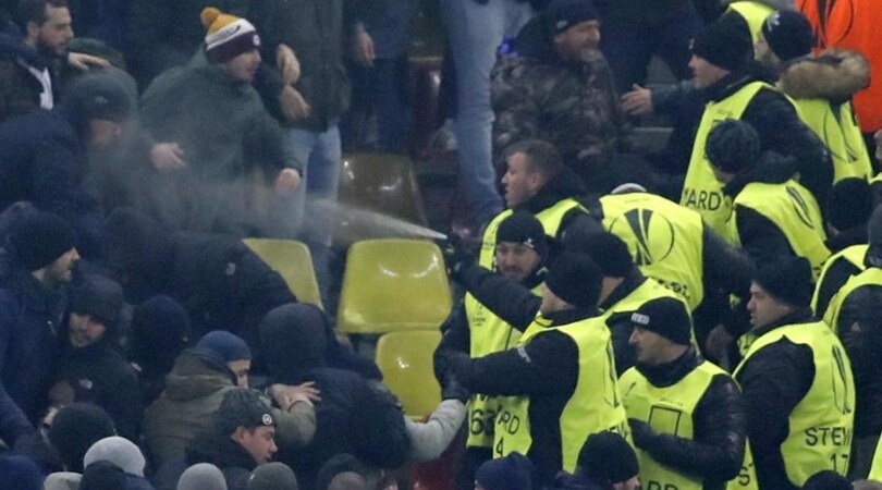 Europa League, scontri tra steward e tifosi Roma