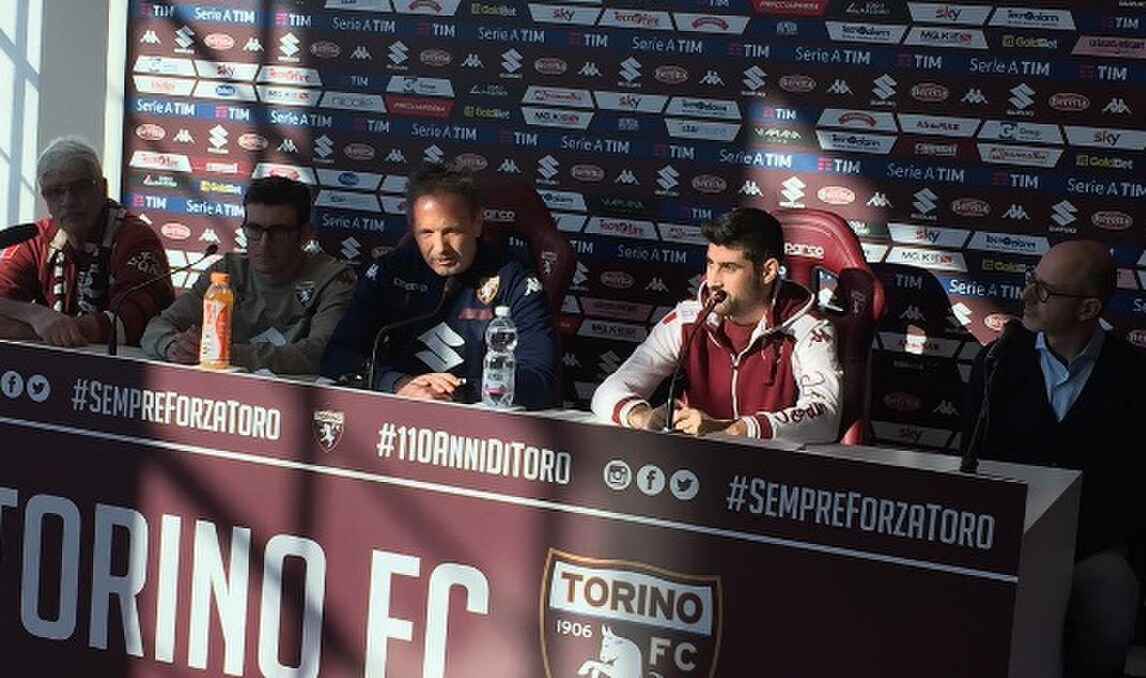Benvenuti al circo Sinisa: in conferenza con dei tifosi speciali
