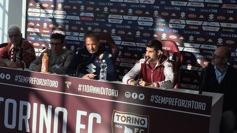 Benvenuti al circo Sinisa: in conferenza con dei tifosi speciali