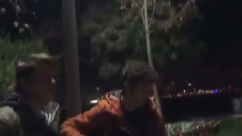 Istanbul: suonano la chitarra, poi l'esplosione