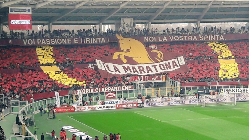 Torino-Juventus: l'Olimpico si colora, lo spettacolo inizia dagli spalti