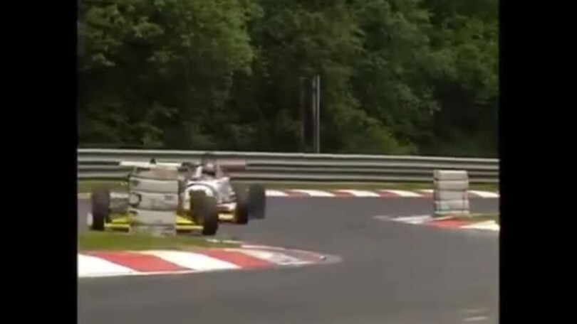 Fuori programma sul circuito: le gomme diventano un cappello