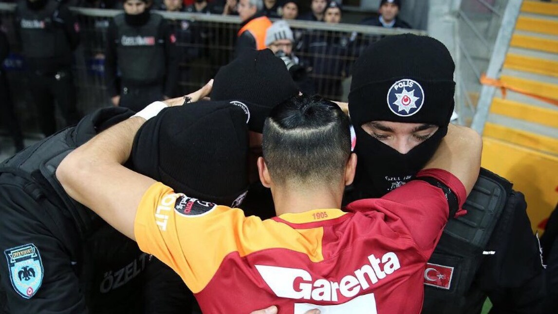 Galatasaray, l'abbraccio di Oztekin ai poliziotti dopo l'attentato