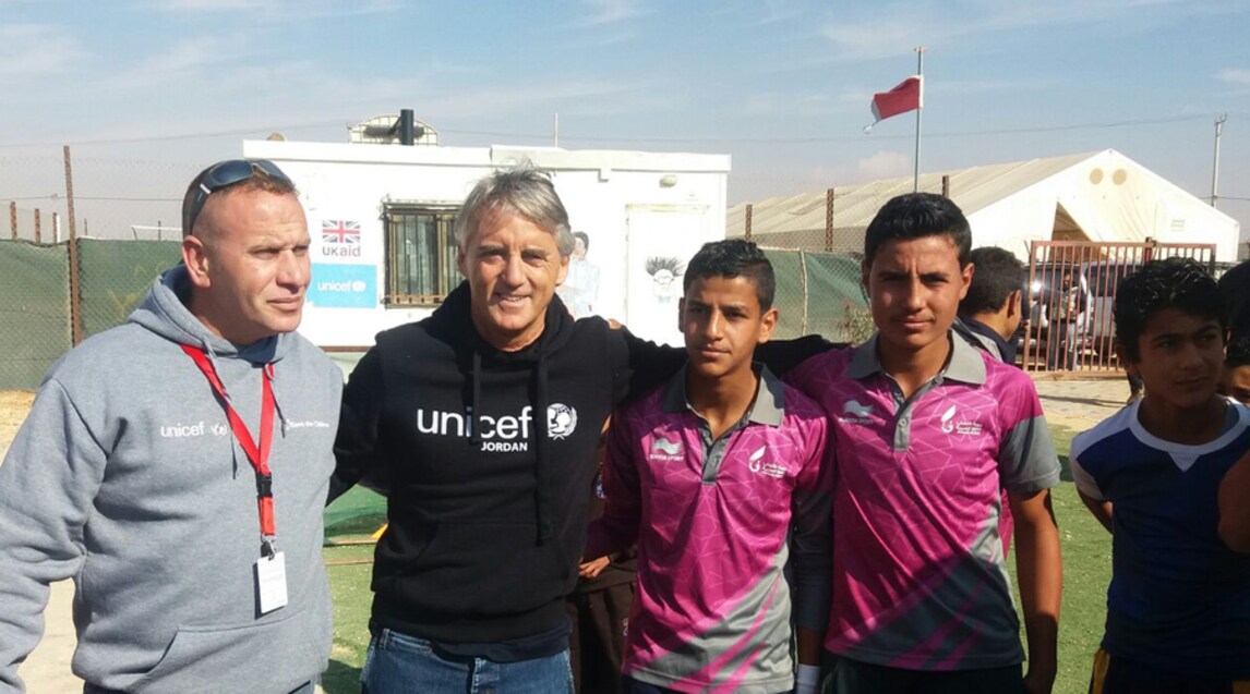 Mancini incontra i bimbi siriani fuggiti dalla guerra per l'Unicef