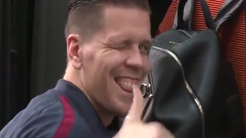 Roma, che "ladro" Szczesny! Scherzo ad Alisson, portafoglio rubato