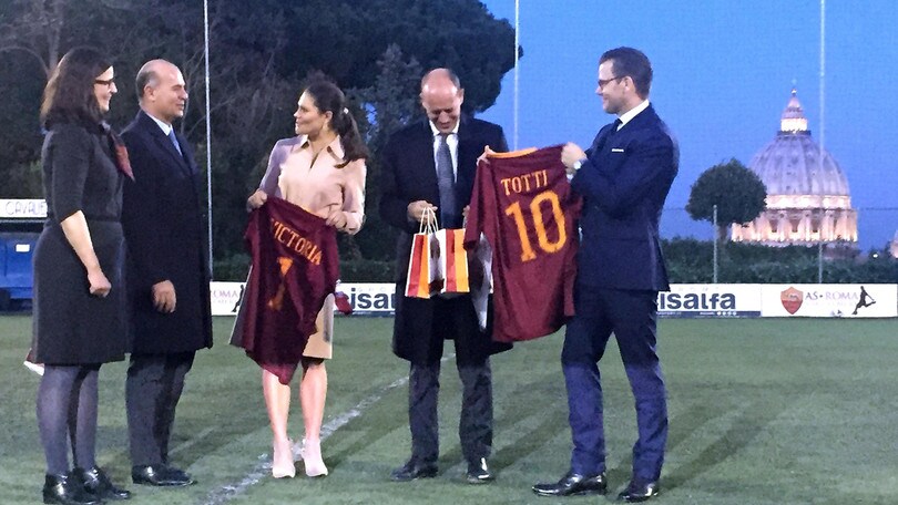 I reali di Svezia a Roma: visitano una scuola calcio