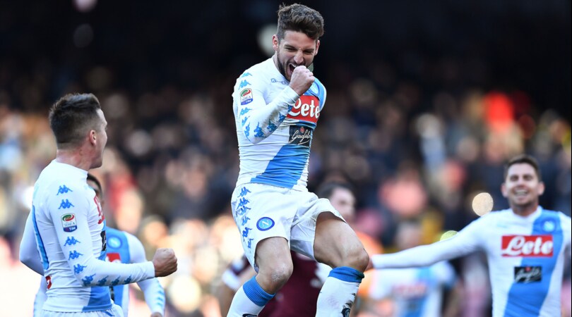 Napoli-Torino 5-3: poker Mertens e sorpasso al Milan