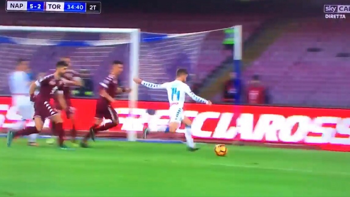 Napoli, la fotosequenza dell'eurogol di Mertens al Torino