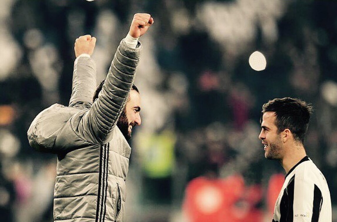 Pjanic festeggia con Higuain e fa infuriare i tifosi della Roma