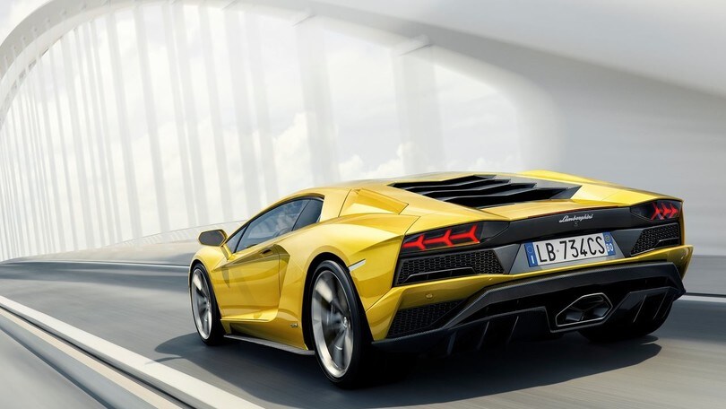Lamborghini Aventador S, 740 cv e 350 orari: foto