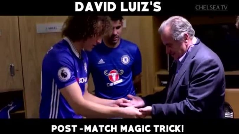 David Luiz, magie sia in campo che fuori: dà spettacolo con le carte