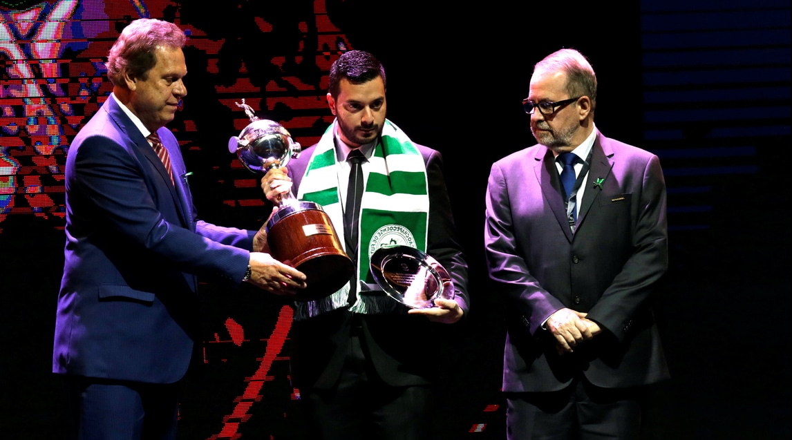 Il presidente della Chapecoense riceve la coppa, commozione e applausi