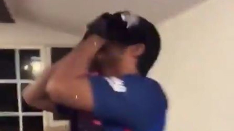 Natale e calcio, regali divertenti: l'amico gira la maglia e impazzisce