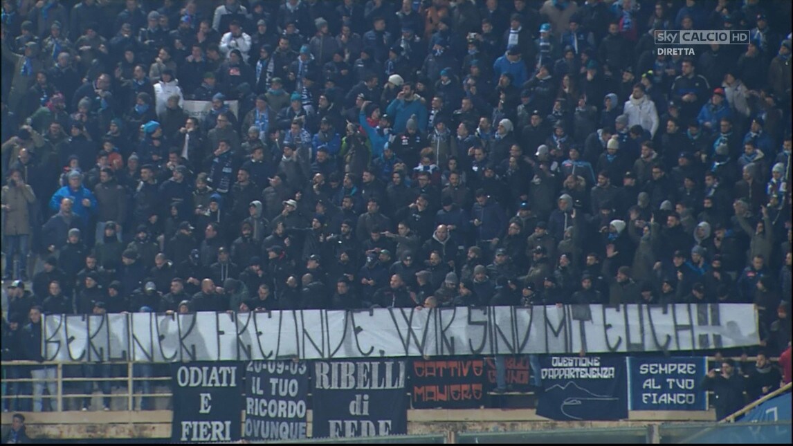 Napoli, l'abbraccio dei tifosi agli "amici di Berlino"