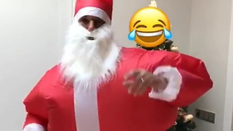 Un grande ex travestito da Babbo Natale: chi è?