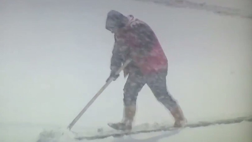 La super nevicata non ferma la partita e in campo entra la pala