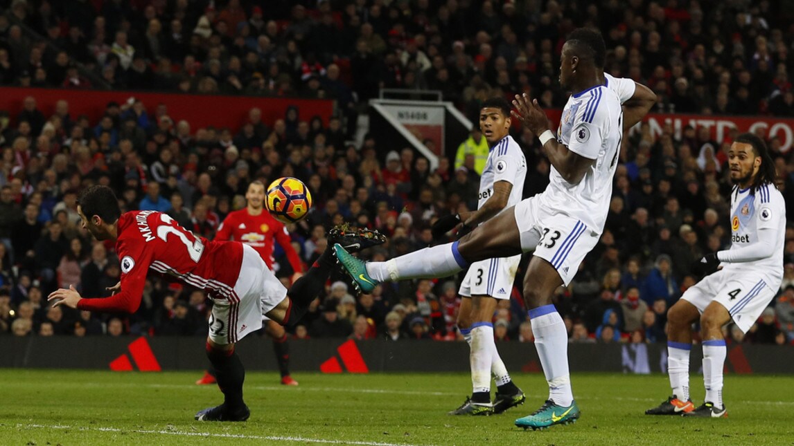 Mkhitaryan, gol da antologia: il colpo dello scorpione fa impazzire i tifosi dello United