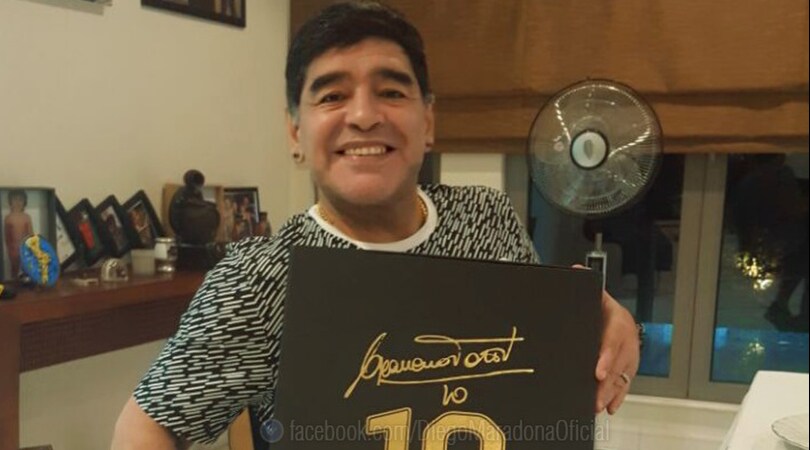 Maradona riceve la maglia di Totti: «Sei un grande!»