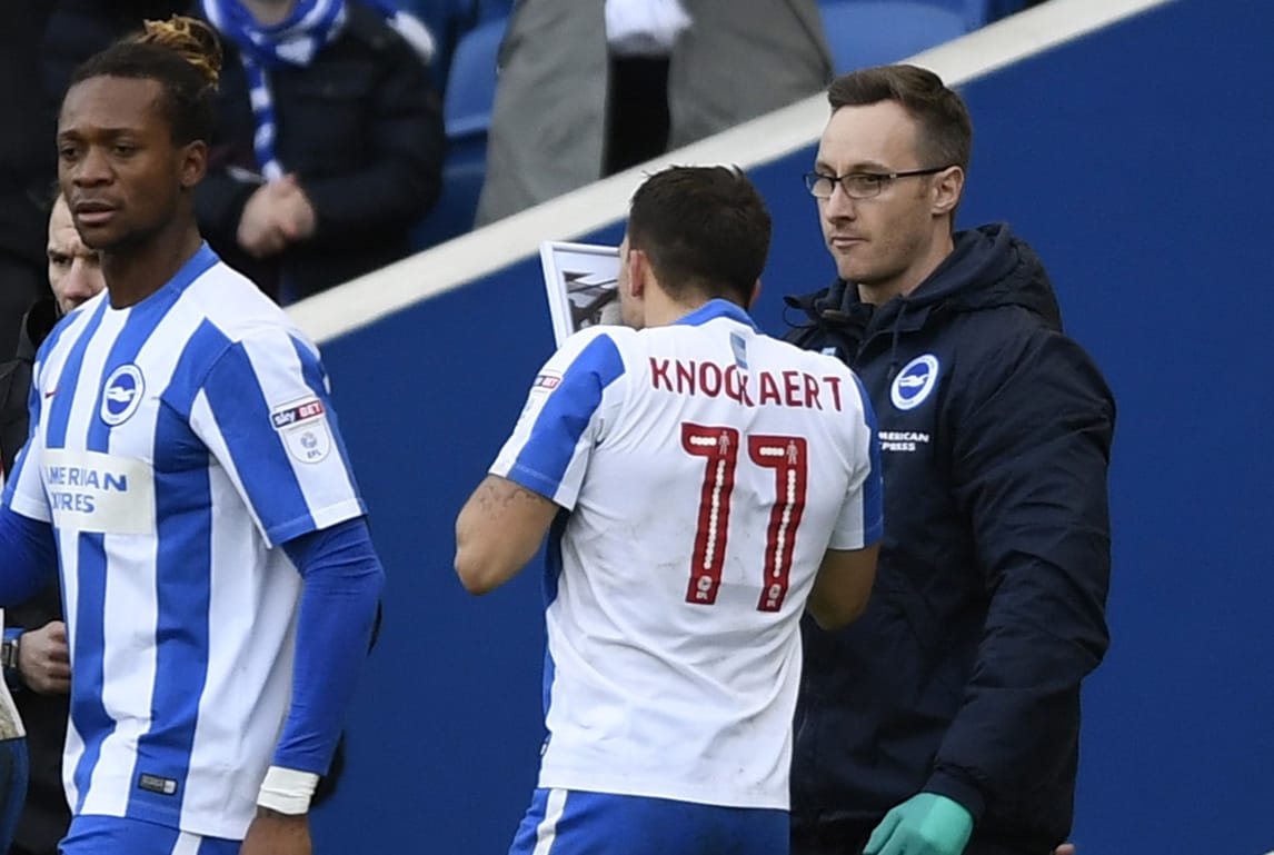 Lacrime Knockaert: segna e bacia la foto del papà scomparso