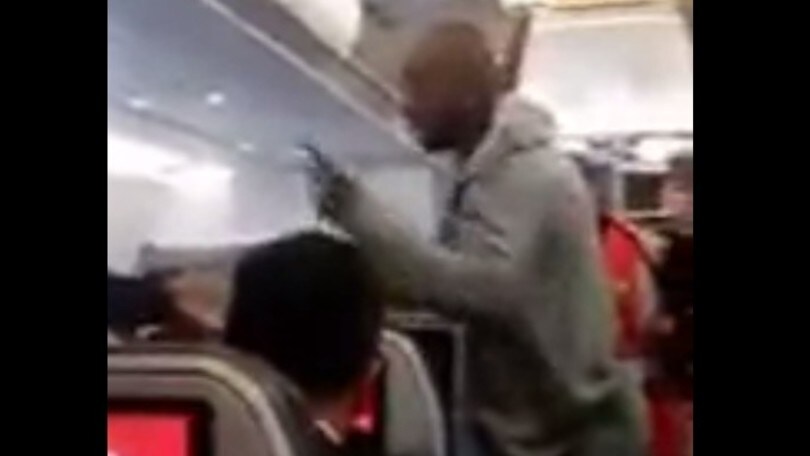 Armero scatenato: litiga con i passeggeri di un aereo