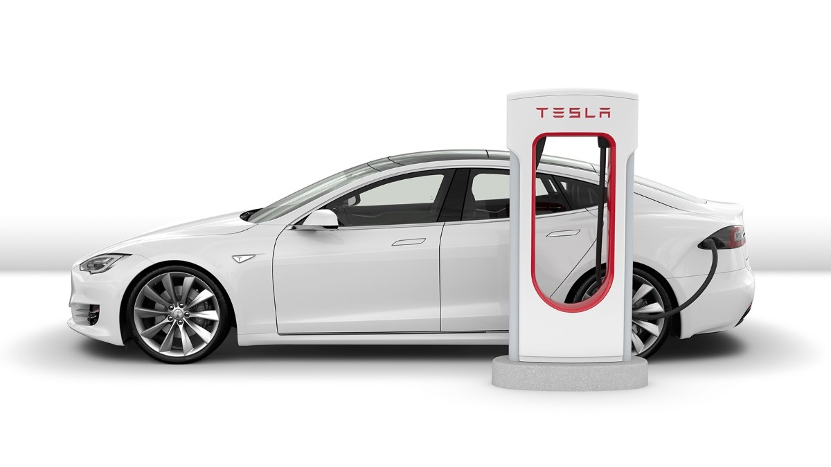 Tesla, piccoli passi verso la guida autonoma