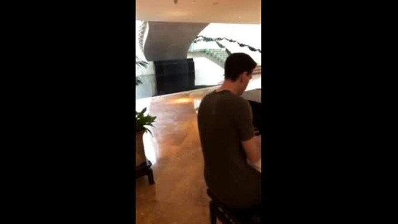 Szczesny, che talento con il piano!