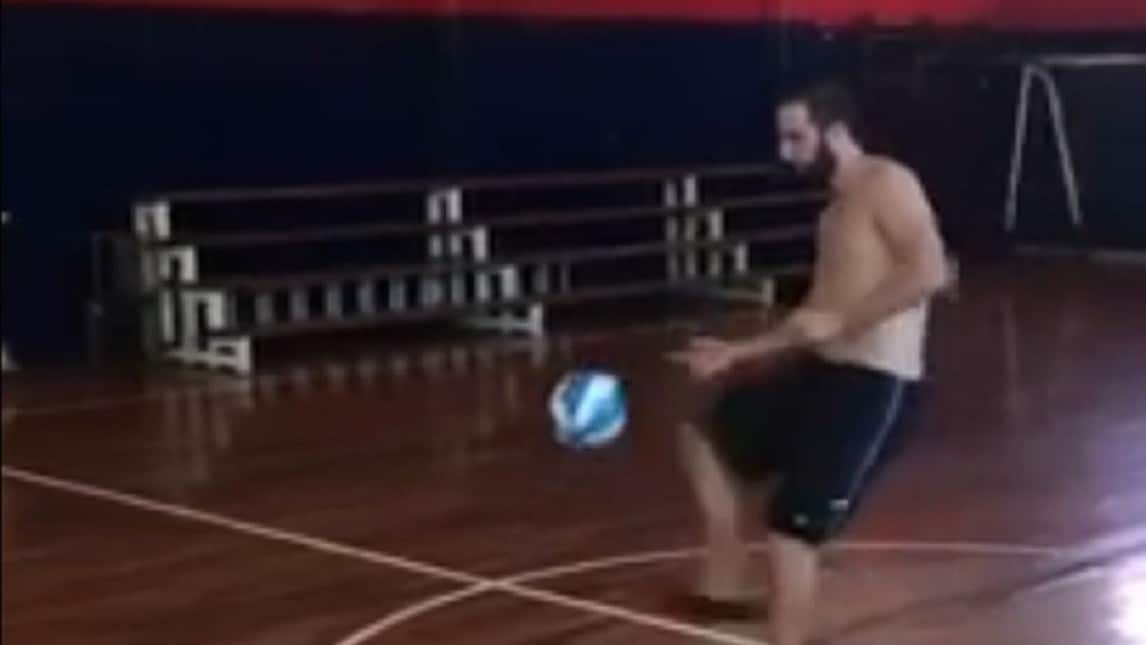Higuain è il miglior numero 9: guarda che tiro da tre punti!
