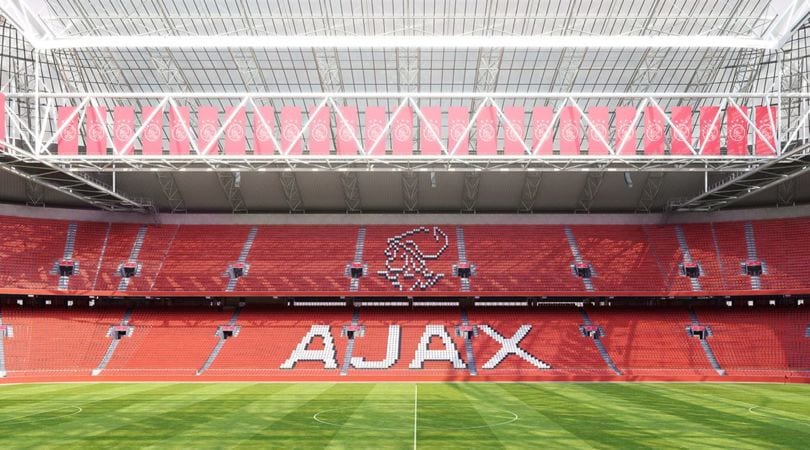 Nissan illumina l'Arena dell'Ajax con le batterie della Leaf
