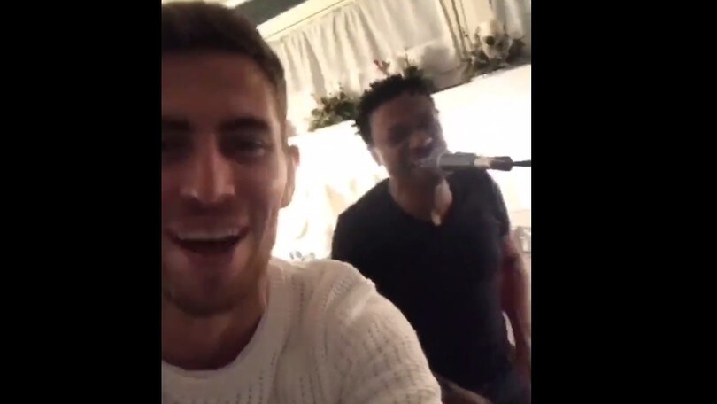 Jorginho scatenato canta 'O surdato 'nnammurato